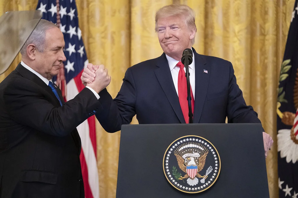 טראמפ ונתניהו בהצגת התוכנית האמריקאית בחדר המזרחי של הבית הלבן, ינואר 2020 – הצעה, לא הסכם